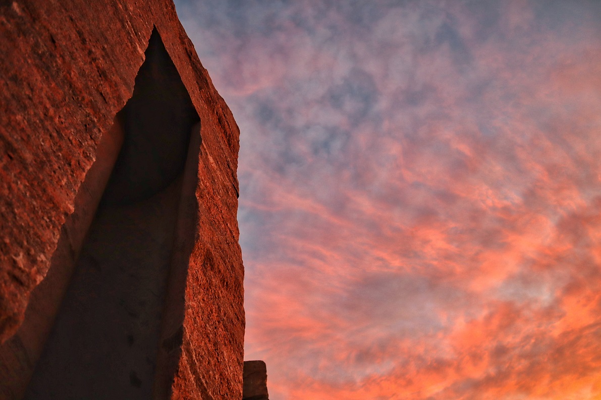 The imposing form of Pål Svensson’s Cave of Light stands proudly beneath a stunning evening sky. While the exterior elements of the sculpture reflect the sunset’s golden glow, the interior of the work remains mysterious, with only dim light penetrating from behind.